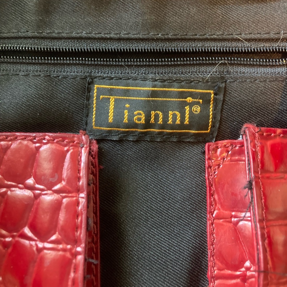 Elegant Red Tianni Crocodile-Embossed Women's Bag - Picture 4 of 12
